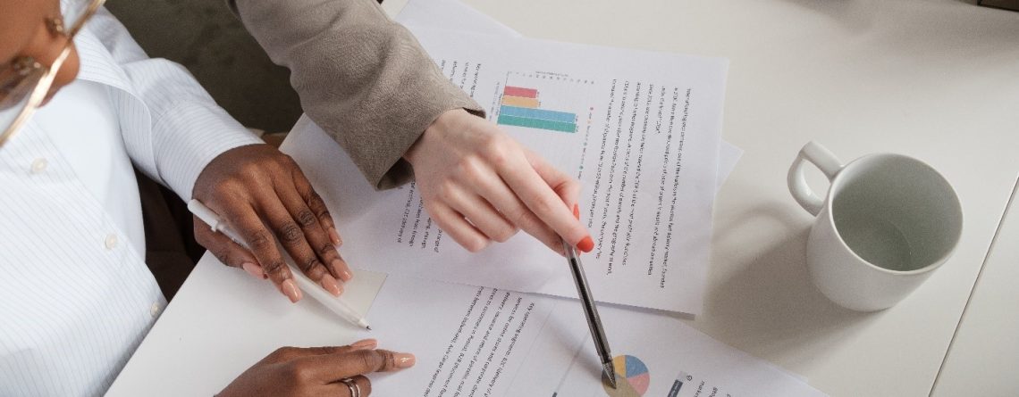 A Psychologist recommending statistical test to use to a student for their assignment.