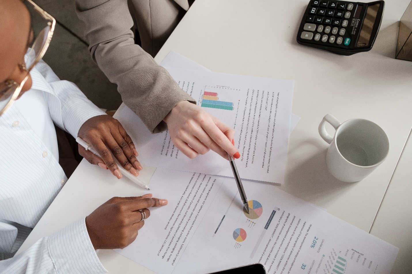 A Psychologist recommending statistical test to use to a student for their assignment.